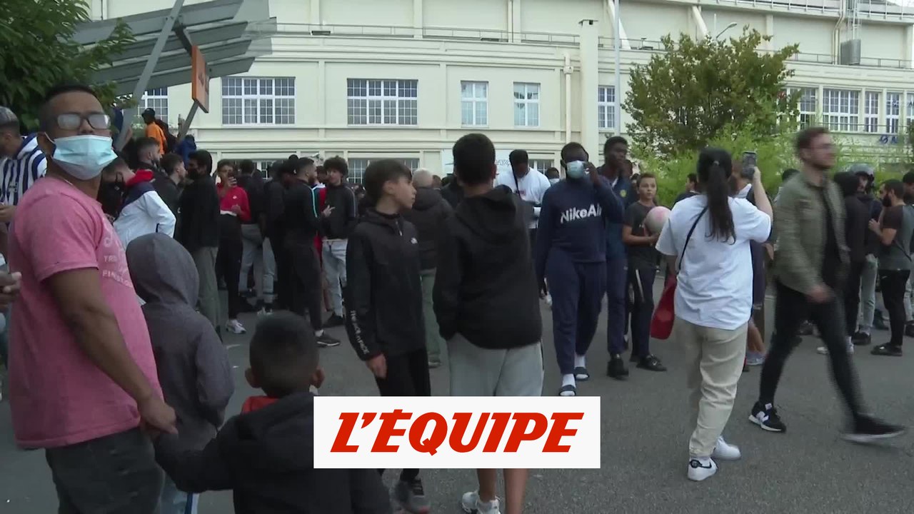 Des centaines de supporters attendent l'arrivée éventuelle de Messi au Bourget - Foot - Transferts