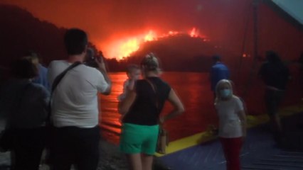그리스 곳곳 산불...에비아섬 주민, 배타고 탈출 / YTN
