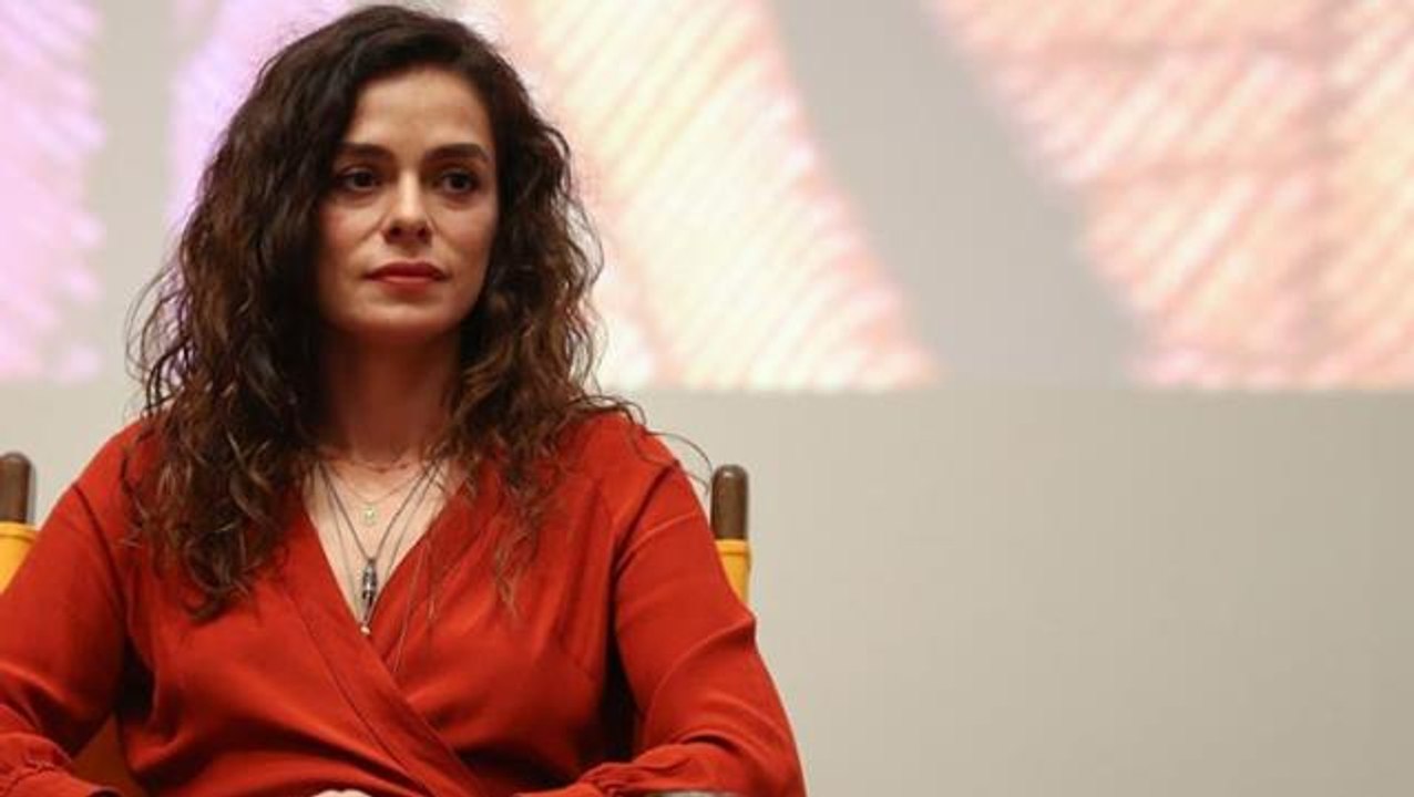 4,5 aylık hamile ünlü oyuncu Özge Özpirinççi'nin karnı gözüktü