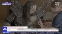 [이슈톡] 핀란드 유명 로커, 톡톡 튀는 옷 입고 백신 접종