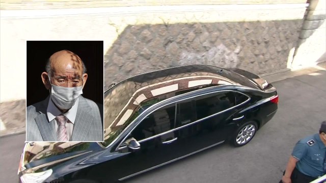전두환, 재판 출석 위해 광주행...손 흔들며 '여유' / YTN