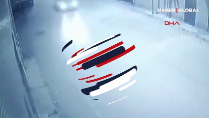 Otomobile çarptıktan sonra kamyonun altına girdi! O anlar kamerada