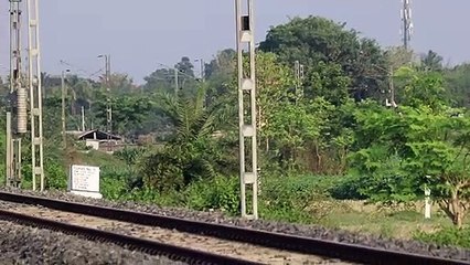 Télécharger la video: HOWRAH WAP-4 (THE RED KING) LEADING HOWRAH-MALDATOWN INTERCITY SPECIAL SLOWLY || INDIAN RAILWAY