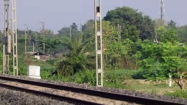 HOWRAH WAP-4 (THE RED KING) LEADING HOWRAH-MALDATOWN INTERCITY SPECIAL SLOWLY || INDIAN RAILWAY