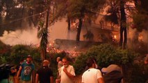 شاهد: حرائق الغابات المتواصلة في اليونان تجبر مئات السكان على الفرار وتدمّر منازل