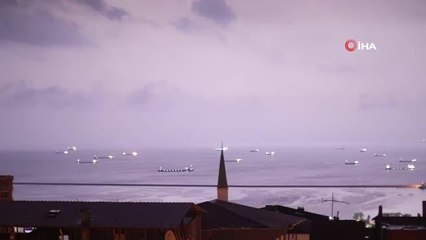 Samsun'da şimşekler geceyi aydınlattı