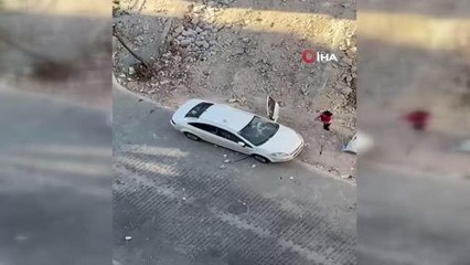 Esenyurt'ta dolandırıldığını iddia eden kadın arabayı taşa tuttu...O anlar kamerada