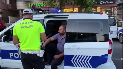 Minibüsün kontrolünü kaybetti, emniyet önündeki polis araçlarına çarptı