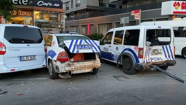 Minibüs 3 polis aracına çarparak durabildi