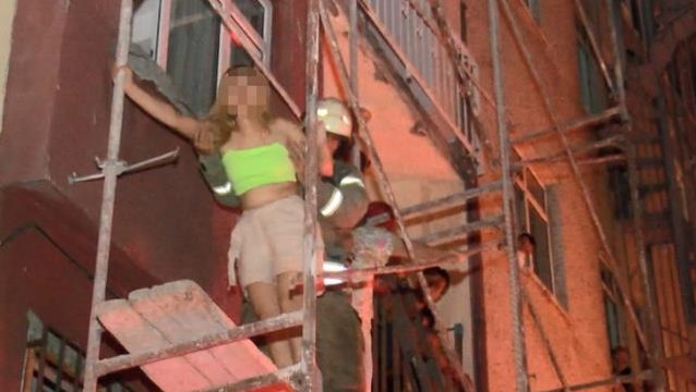 Erkek arkadaşıyla kavga eden genç kız, evlerinin önündeki iskeleye çıkarak atlamak istedi