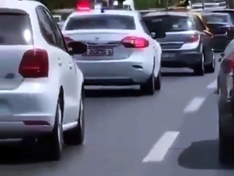 Plakasında ‘Alperen Ocakları’ yazan çakarlı araç, Mecidiyeköy'de sürücüleri taciz ederek ilerledi