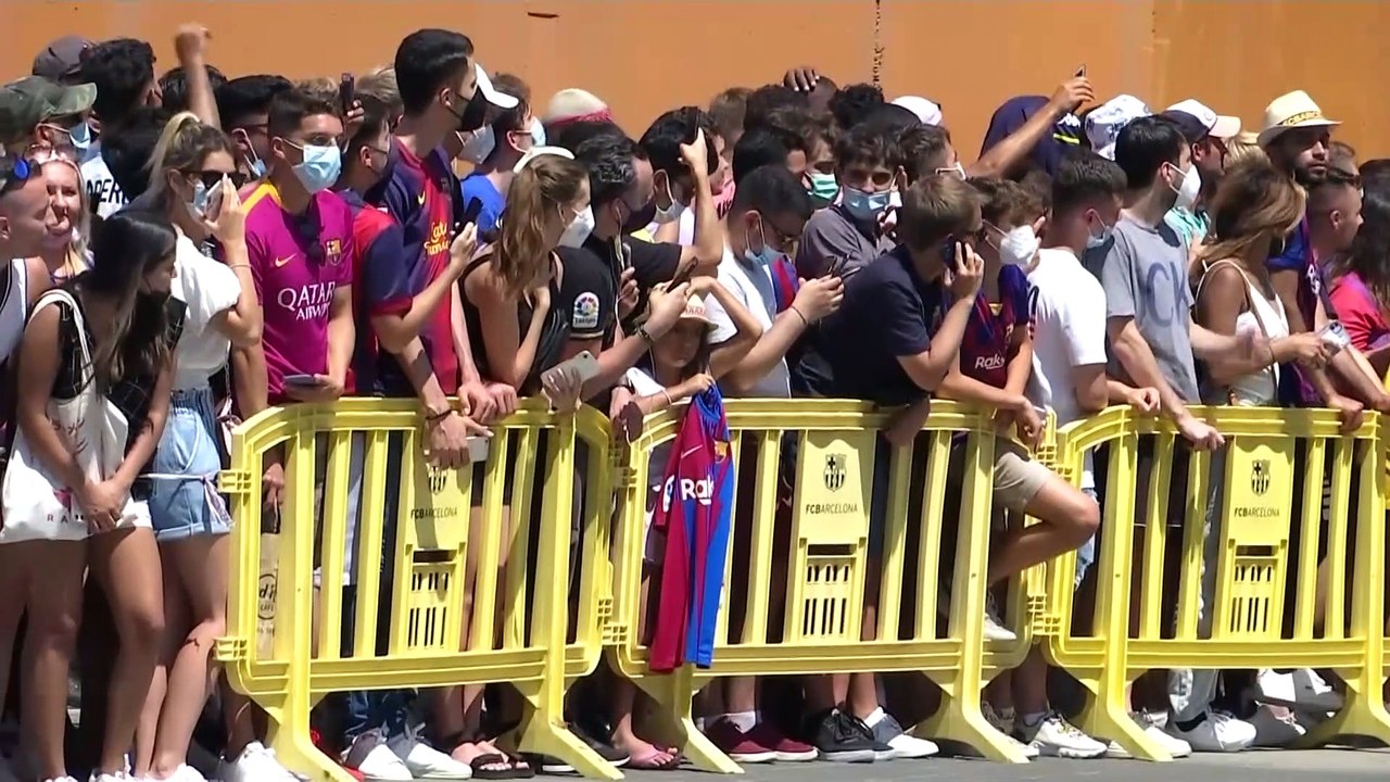 Barcelona fans gather as Lionel Messi faces media for Nou Camp farewell