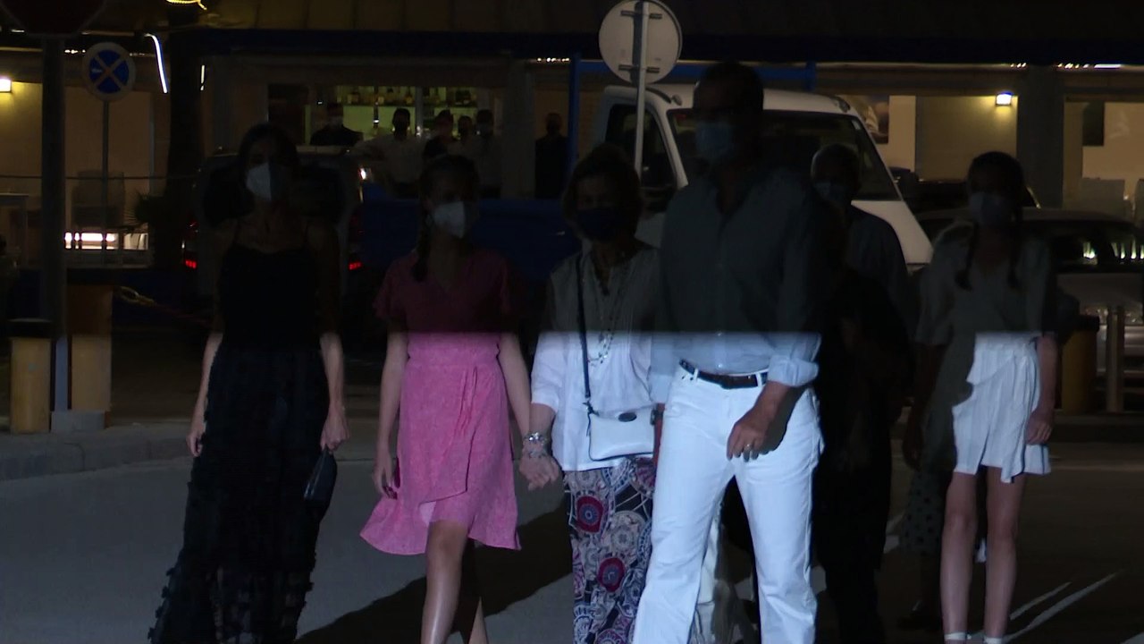 La Familia Real hace su primera aparición al completo para disfrutar de una cena familiar