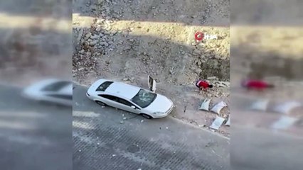 İstanbul'da şoke eden anlar! Öfkeli kadın otomobile taş yağdırdı