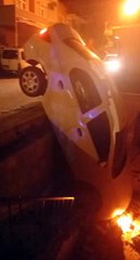 Otomobil bahçeye uçtu, sevgilisini bırakıp kaçtı