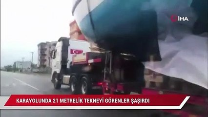 Karayolunda 21 metrelik tekneyi görenler şaşırdı