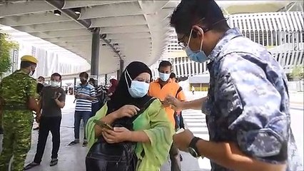 首日开放外劳Walk-in 逾千人涌接种中心排队