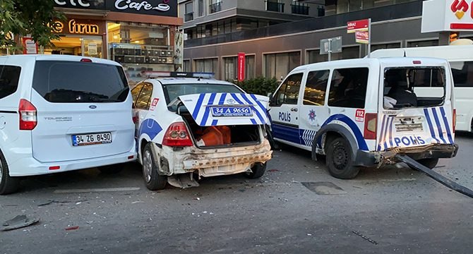 Minibüs 3 polis aracına çarparak durabildi