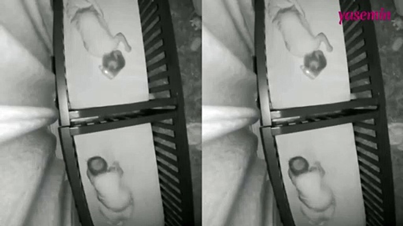 Diğer karyoladaki ikizine biberon fırlattı! O anlar kamera sayesinde görüldü...