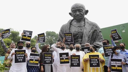 Скачать видео: TMC MPs protest over attack on workers in Tripura