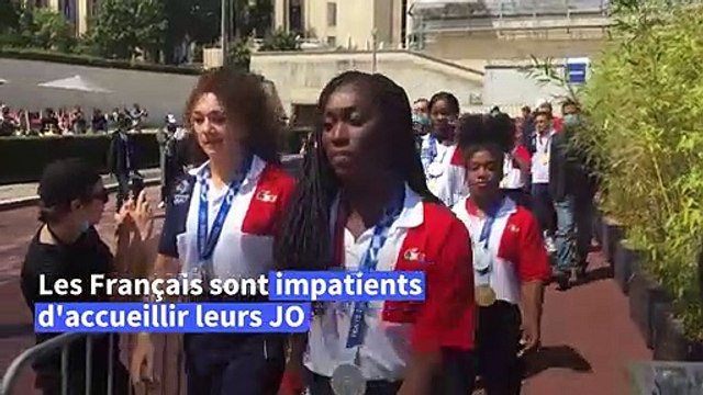 JO: le passage de témoin vers Paris-2024 fêté à la Tour Eiffel