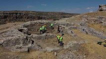 DİYARBAKIR - Yaklaşık 3 bin yıllık Eğil Kalesi'nde kazı çalışmaları başladı (2)