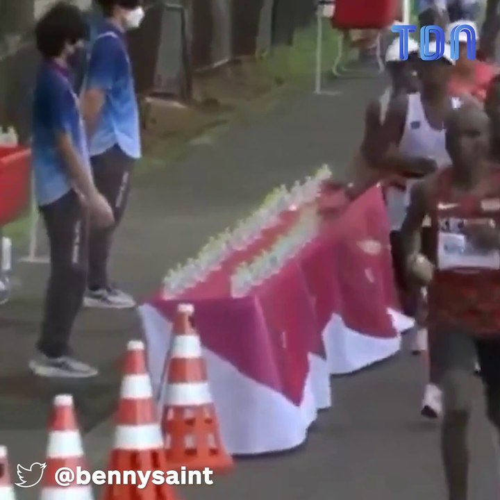 JO: au marathon, le Français Morhad Amdouni fait tomber des bouteilles d'eau