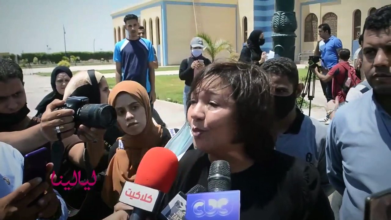 انهيار الفنانة صابرين في جنازة دلال عبد العزيز