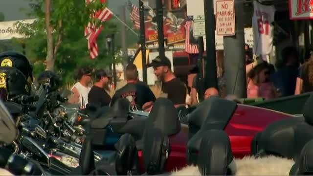 Miles de moteros se concentran en un pueblo de Dakota del Sur