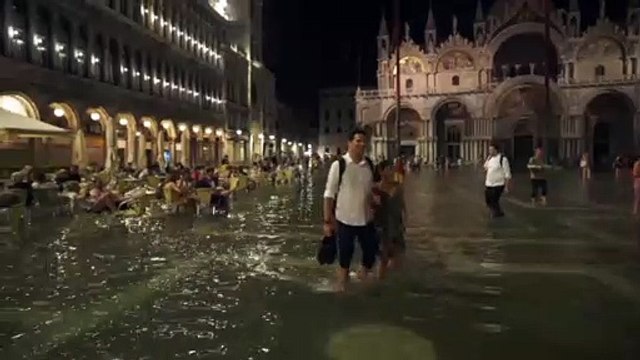 Acqua Alta inhabituelle pour la saison à Venise : la place Saint-Marc inondée