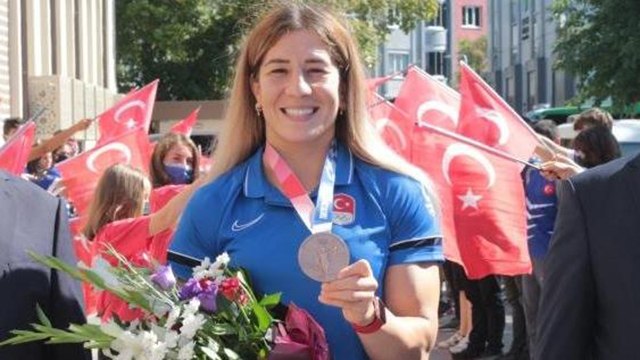 Milli güreşçi Yasemin Adar'a davullu zurnalı karşılama