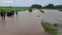 شاهد: فرق الإغاثة تهرع لانقاذ القرى المتضررة من فيضان نهر الغانج في شمال الهند