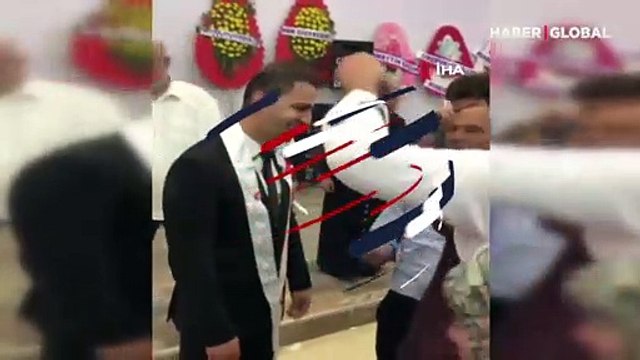 Arkadaşları damada düğünde sucuk taktılar