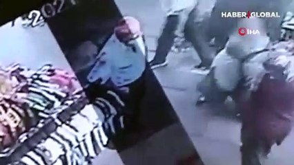 Pazarcıların saç saça, baş başa yer kavgası kamerada