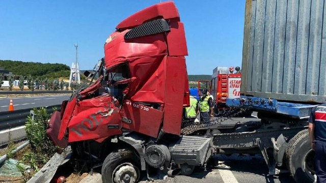 Lastiği patlayan TIR bariyerlere saplandı: 1 ölü