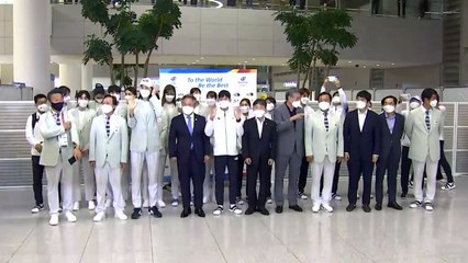 '4강 쾌거' 여자배구 대표팀 귀국 / YTN