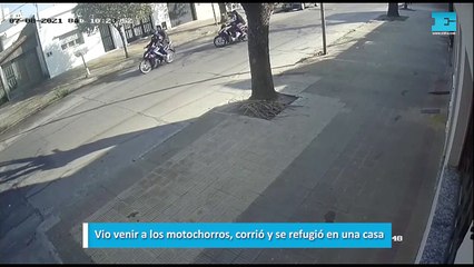 Vio venir a los motochorros, corrió y se refugió en una casa