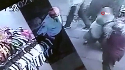 Pazarcı kadınların saç saça, baş başa 'tezgah yeri benim' kavgası kamerada