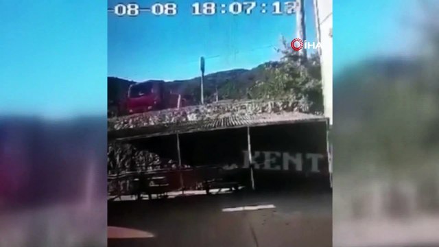 Otobüs sürücüsünü ilk iş gününde silahla yaralayıp yerde böyle darp ettiler