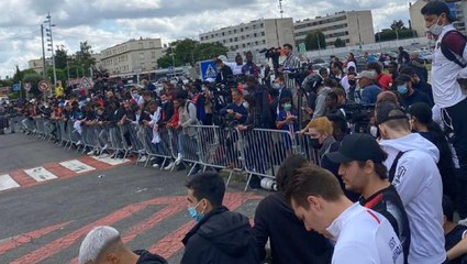 Paris alev alev! Messi'nin geleceğini duyan futbolseverler sokaklara döküldü