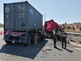 ÇEKMEKÖY KUZEY MARMARA OTOYOLU'NDA LASTİĞİ PATLAYAN TIR BARİYERLERE ÇARPTI 1 ÖLÜ