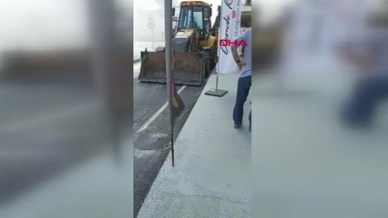 KADIKÖY'DE SU BORUSU PATLADI; TAZYİKLİ SU METRELERCE YUKARI FIŞKIRDI