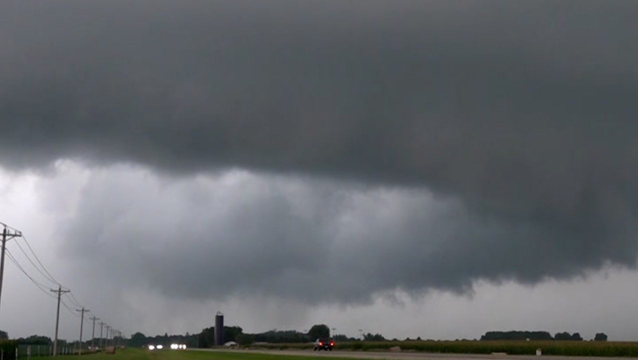 Thunderstorm seen sweeping through Iowa