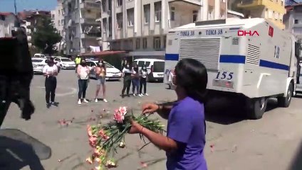 Yangın söndürme çalışmalarına katılan TOMA'lar çiçek ve alkışlarla uğurlandı