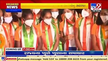 Delhi _ Women's hockey team cut cake, sing the National Anthem as Hockey India felicitates them_ TV9