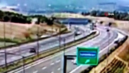 Otoyolda bozulan araca arkadan  böyle çarptı: 1 ölü, 7 yaralı