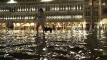 Venezia, acqua alta ad agosto: nella notte piazza San Marco si allaga