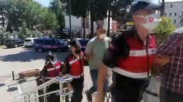 Jandarma ekiplerin durdurduğu araçtan uyuşturucu çıktı; 5 gözaltı