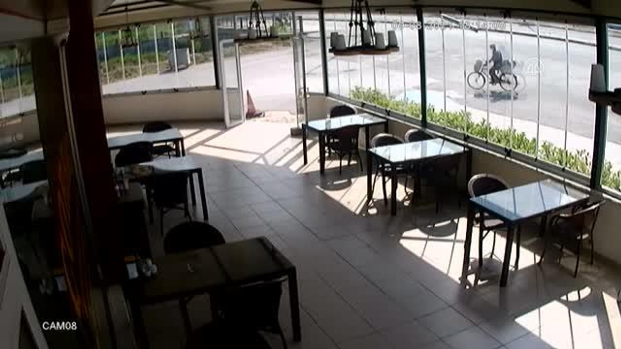 Son dakika! Motosiklet ile bisikletin çarpıştığı kaza güvenlik kamerasına yansıdı