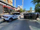 Ataşehir'de park halindeki cipe çarpan otomobil yan yattı